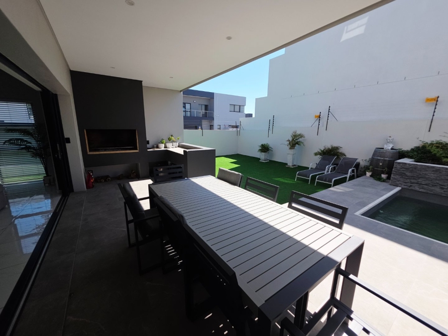 5 Bedroom Property for Sale in Sandown Western Cape